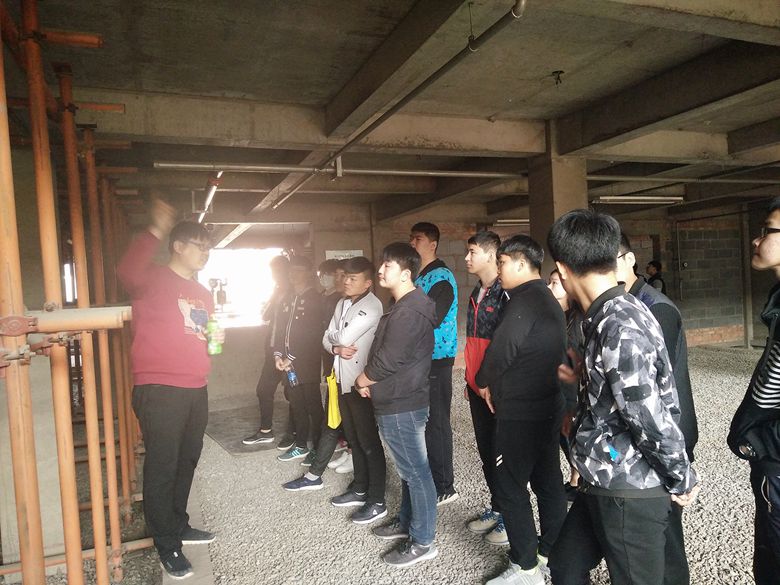 老师在现场授课
