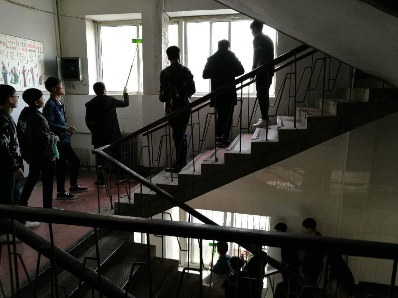 学雷锋校园公益协会进行活动