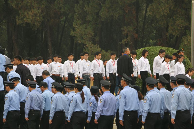 作为邯郸市大中专学生代表参加全市公祭仪式