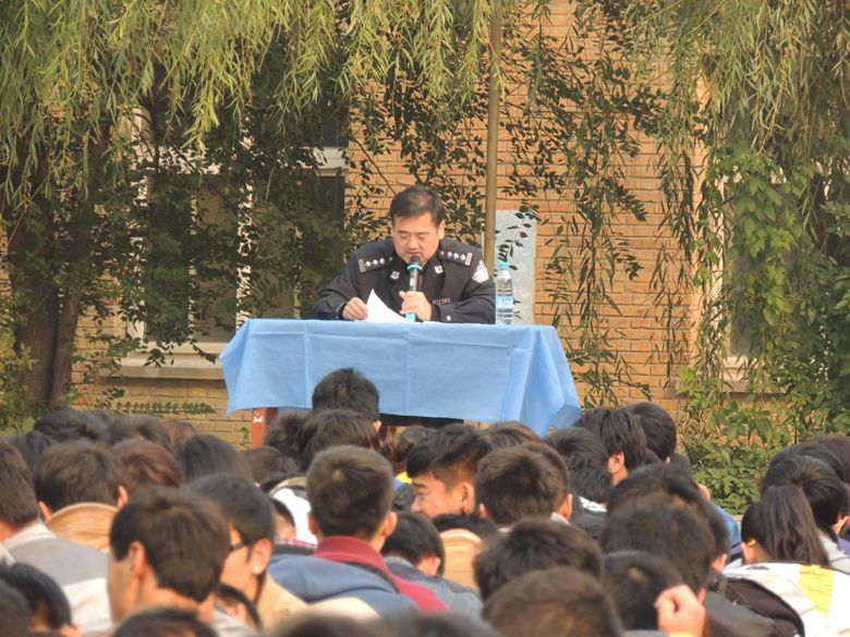 法 制 报 告