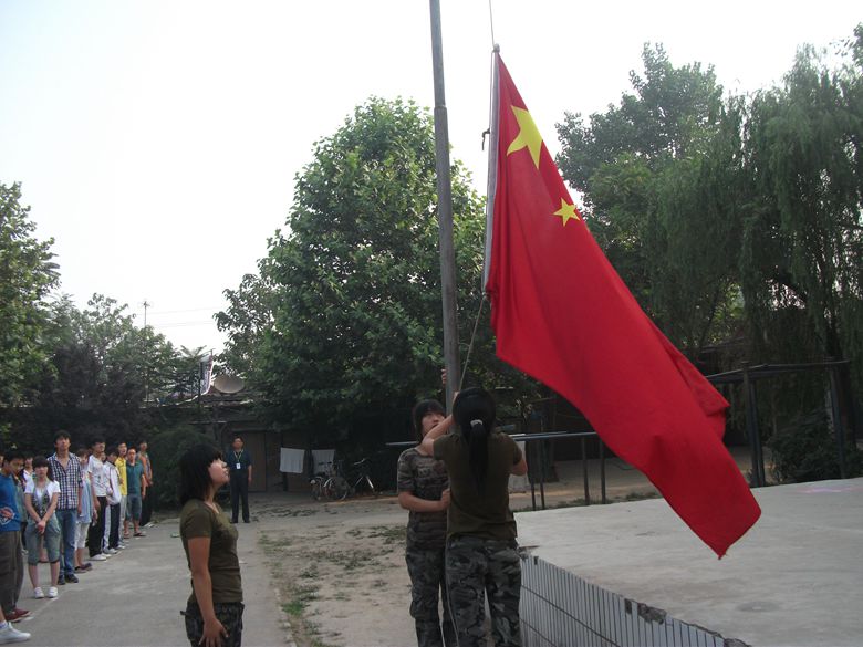 邯郸建筑工程中专学校每周一早晨全校升旗仪式